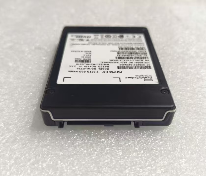 Enterprise grade solid-state drive PM1733 7.68T U.2 NVMe PCIe 4.0 Gigabit read-write AI training database massive storage